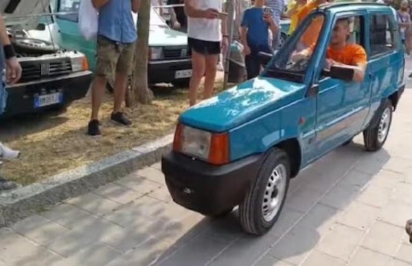 金来源配资 意大利男子改装超窄“纸片车” 仅50厘米宽引发轰动