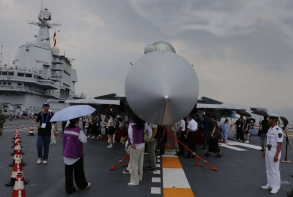 泽峰资本 青年早新闻｜山东舰开放期间突遇降雨，这一幕刷屏