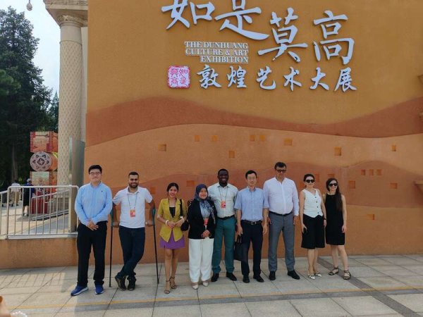 易操盘 各国青年代表沉浸式体验敦煌艺术
