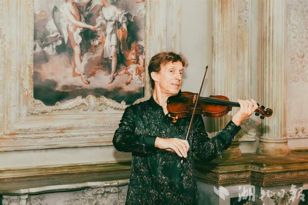 搭搭网 荷兰指挥家在武汉找到音乐共鸣