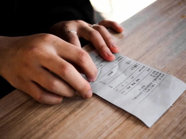 中岩投资 奶茶小票靠连载霸总文，狠狠拿捏年轻人的钱包